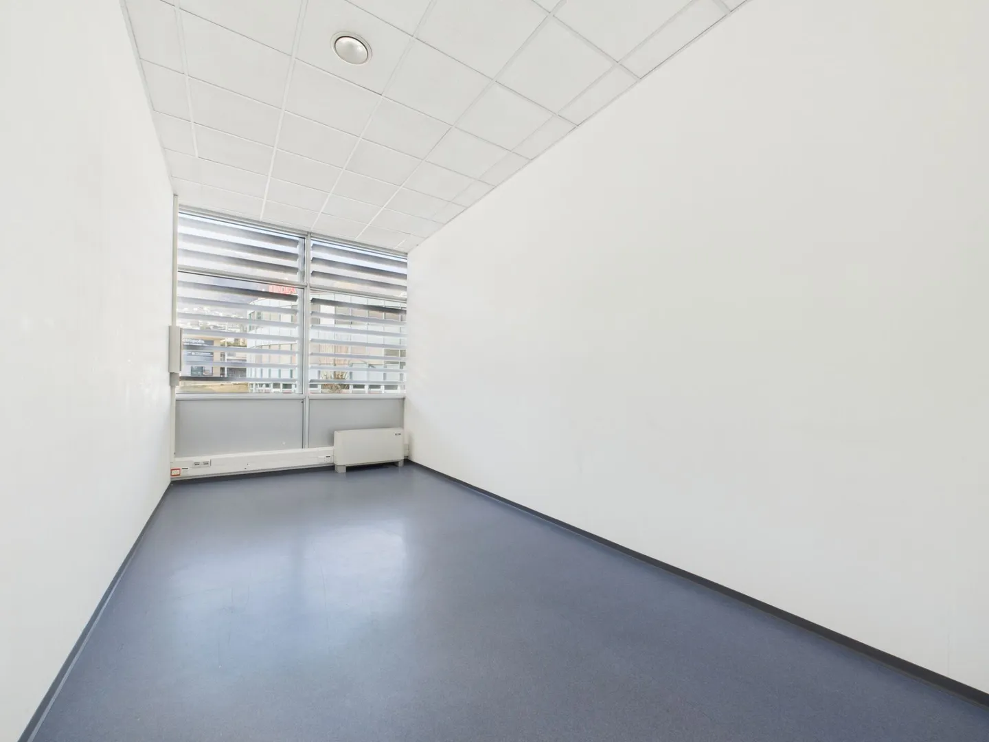 Rent a bright office on the first floor with 205 m² - Photo 7 of 10