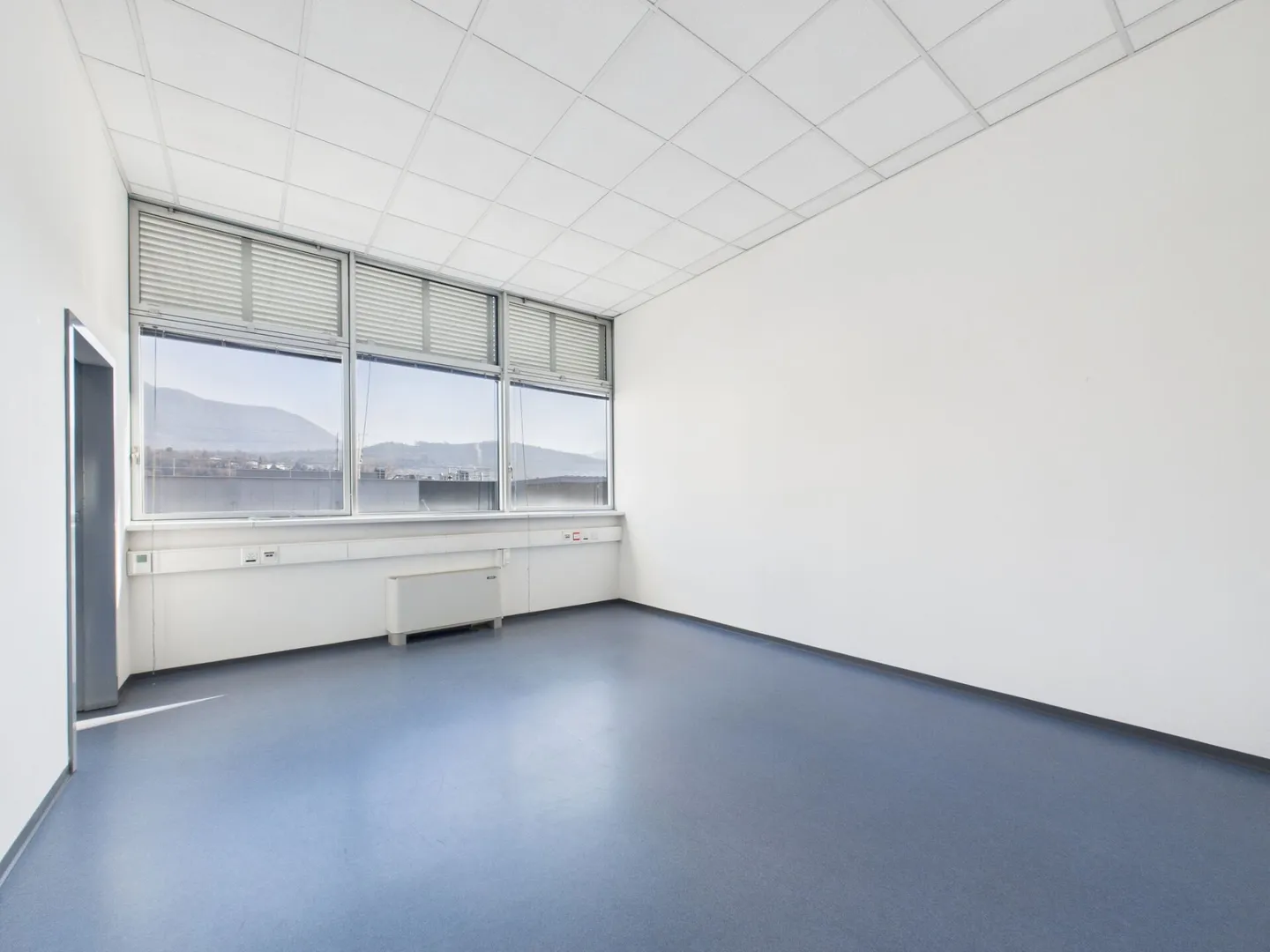 Rent a bright office on the first floor with 205 m² - Photo 8 of 10