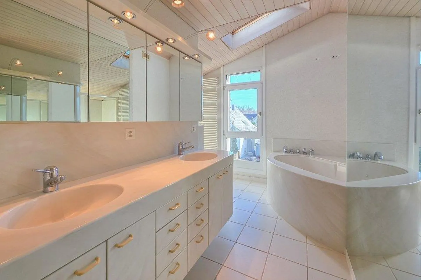 Plenty of Space, Plenty of Potential - Your New Home in the Heart of Life. - Photo 12 of 13