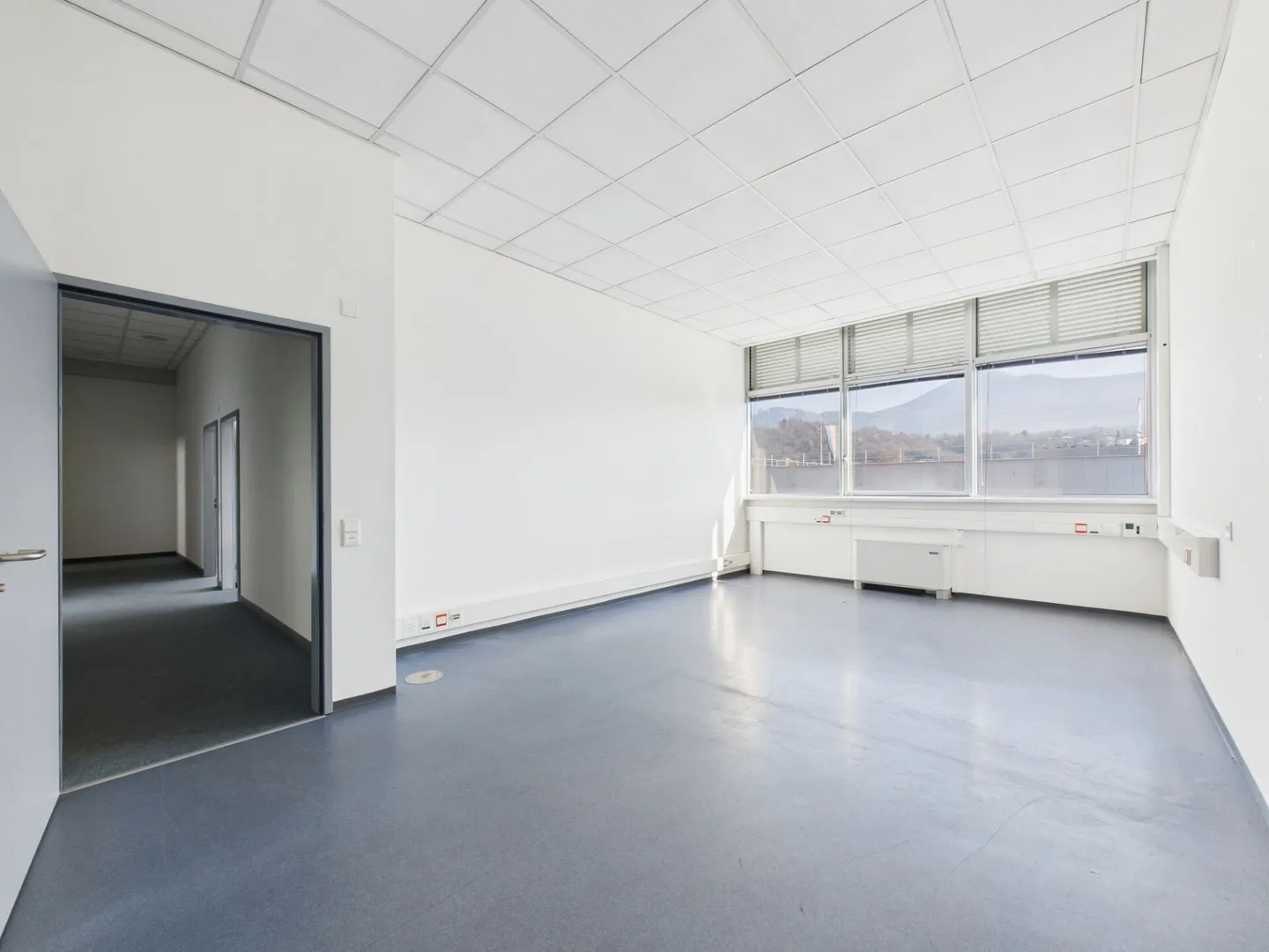Rent a bright office on the first floor with 205 m² - Photo 4 of 10