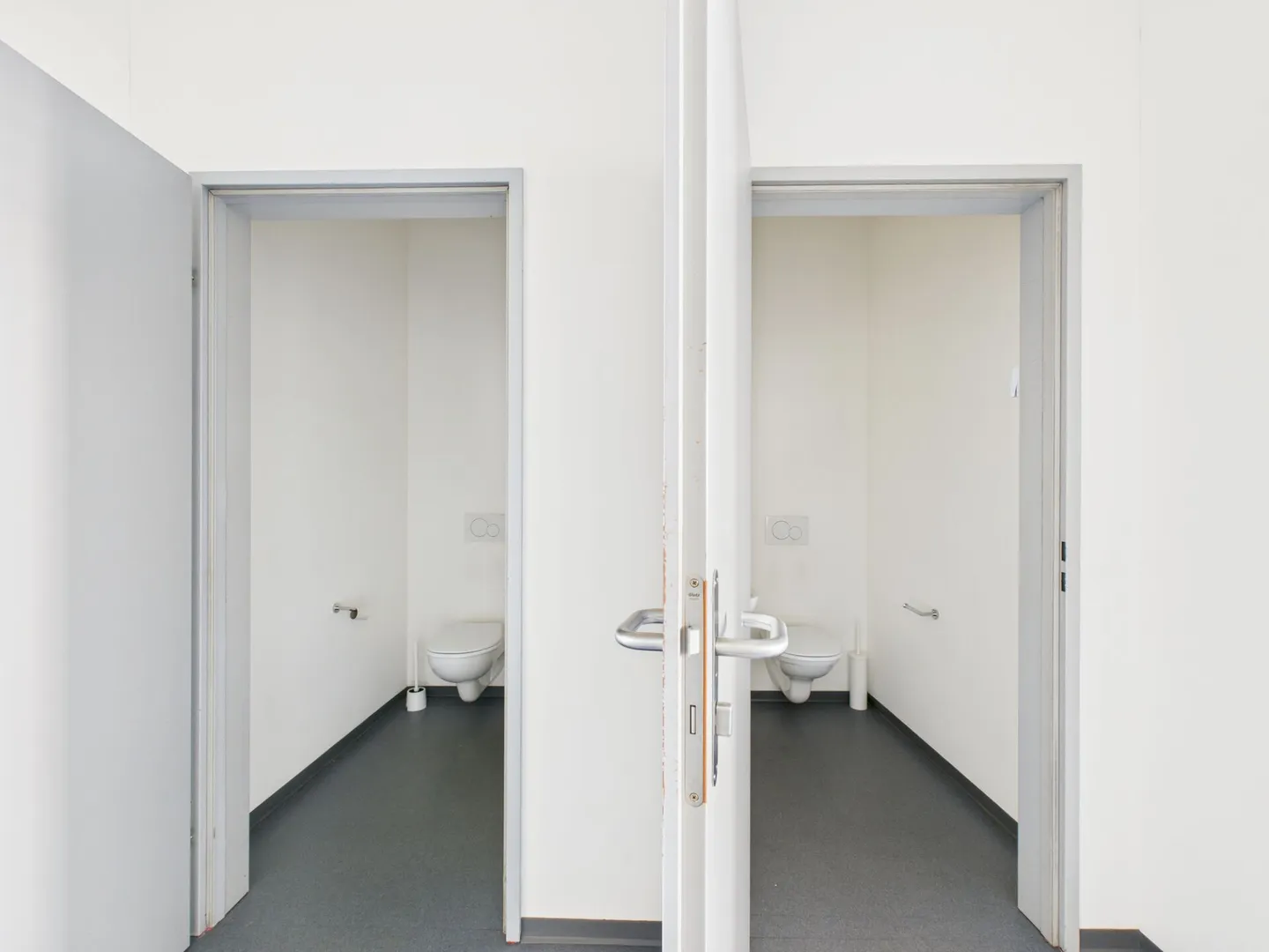 Rent a bright office on the first floor with 205 m² - Photo 9 of 10