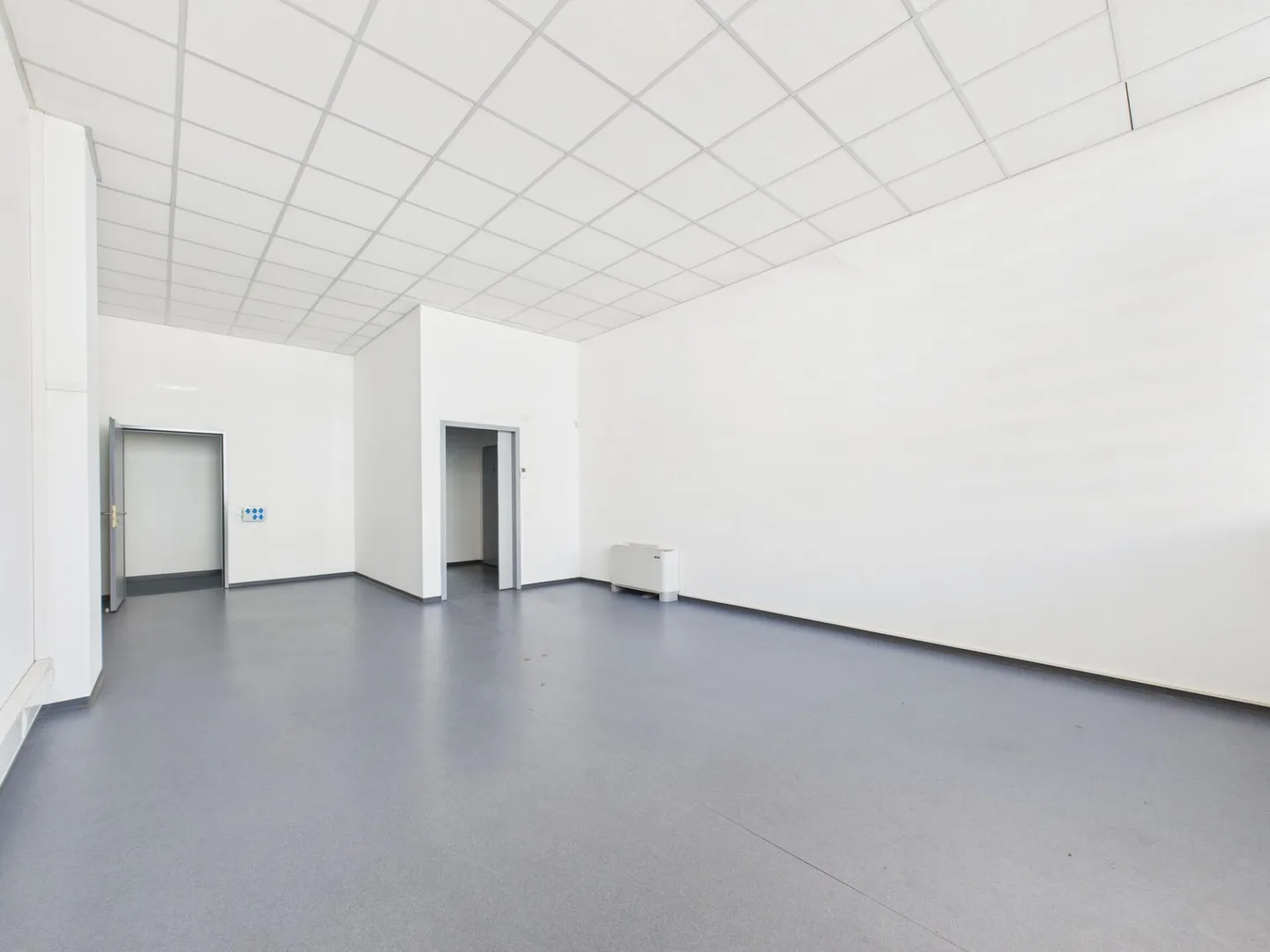 Rent a bright office on the first floor with 205 m² - Photo 10 of 10