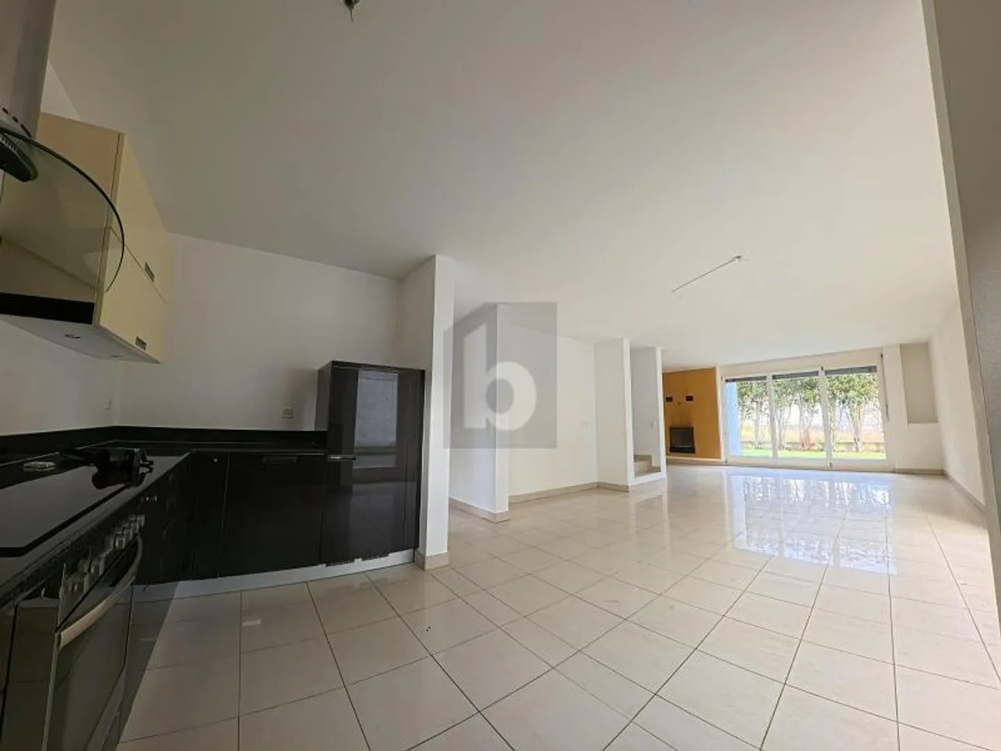 ELEGANT AND SPACIOUS WITH GARDEN AND POOL - Photo 2 of 6