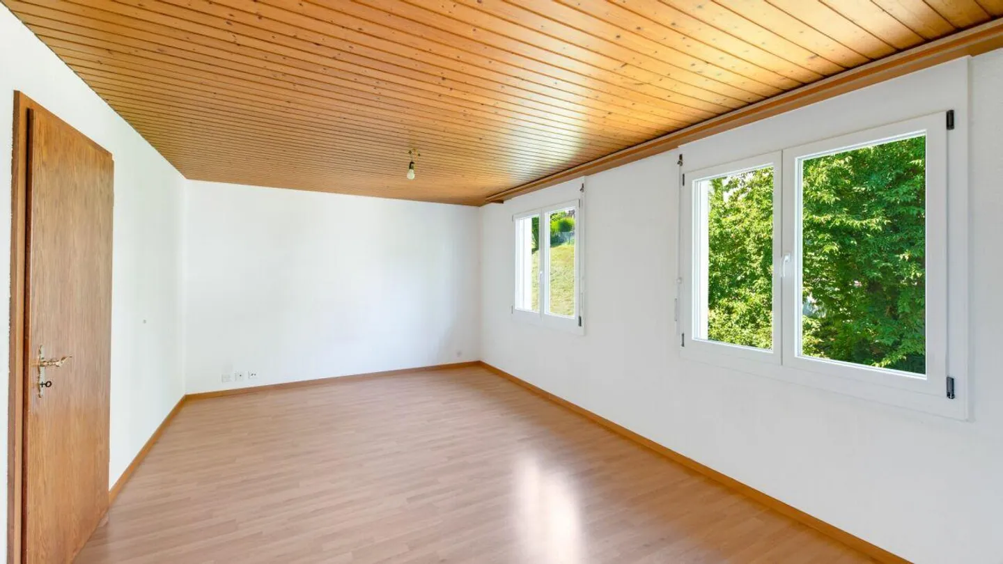 Casa angolare a schiera di 4,5 stanze in una posizione collinare molto attraente, soleggiata e tranquilla - Foto 7 di 12