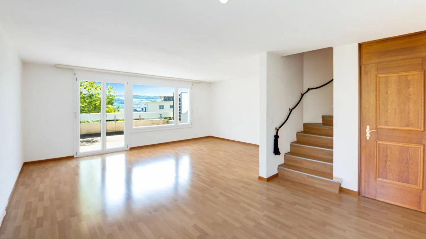 Casa angolare a schiera di 4,5 stanze in una posizione collinare molto attraente, soleggiata e tranquilla - Foto 3 di 12