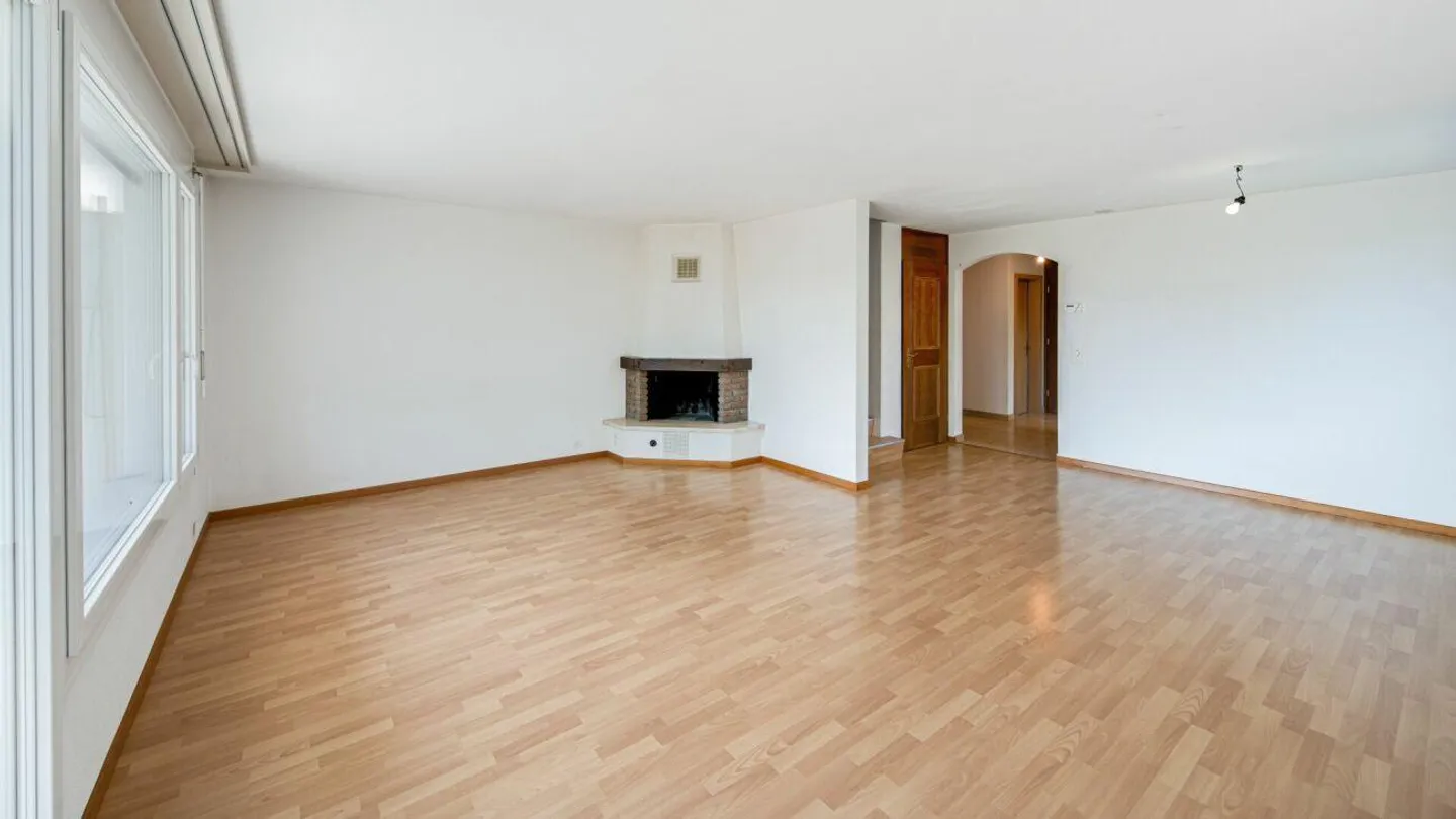 Casa angolare a schiera di 4,5 stanze in una posizione collinare molto attraente, soleggiata e tranquilla - Foto 4 di 12