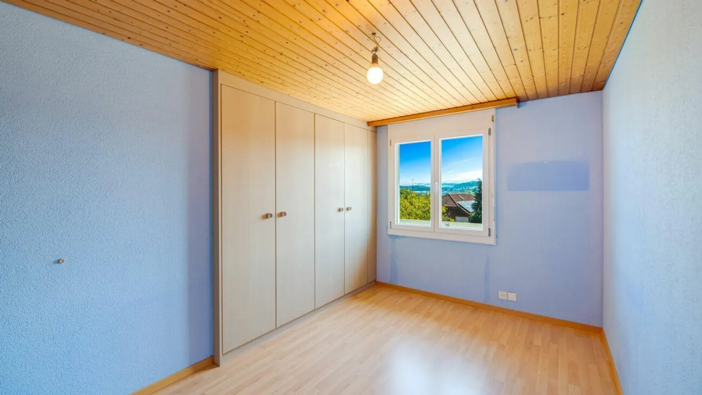 Casa angolare a schiera di 4,5 stanze in una posizione collinare molto attraente, soleggiata e tranquilla - Foto 8 di 12