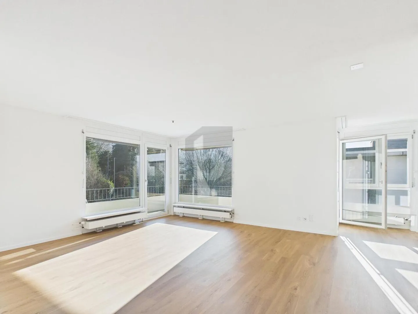 BAIGNÉ DE LUMIÈRE AVEC VUE SUR LA NATURE - Photo 1 sur 6