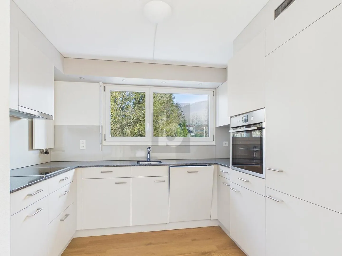 BAIGNÉ DE LUMIÈRE AVEC VUE SUR LA NATURE - Photo 2 sur 6