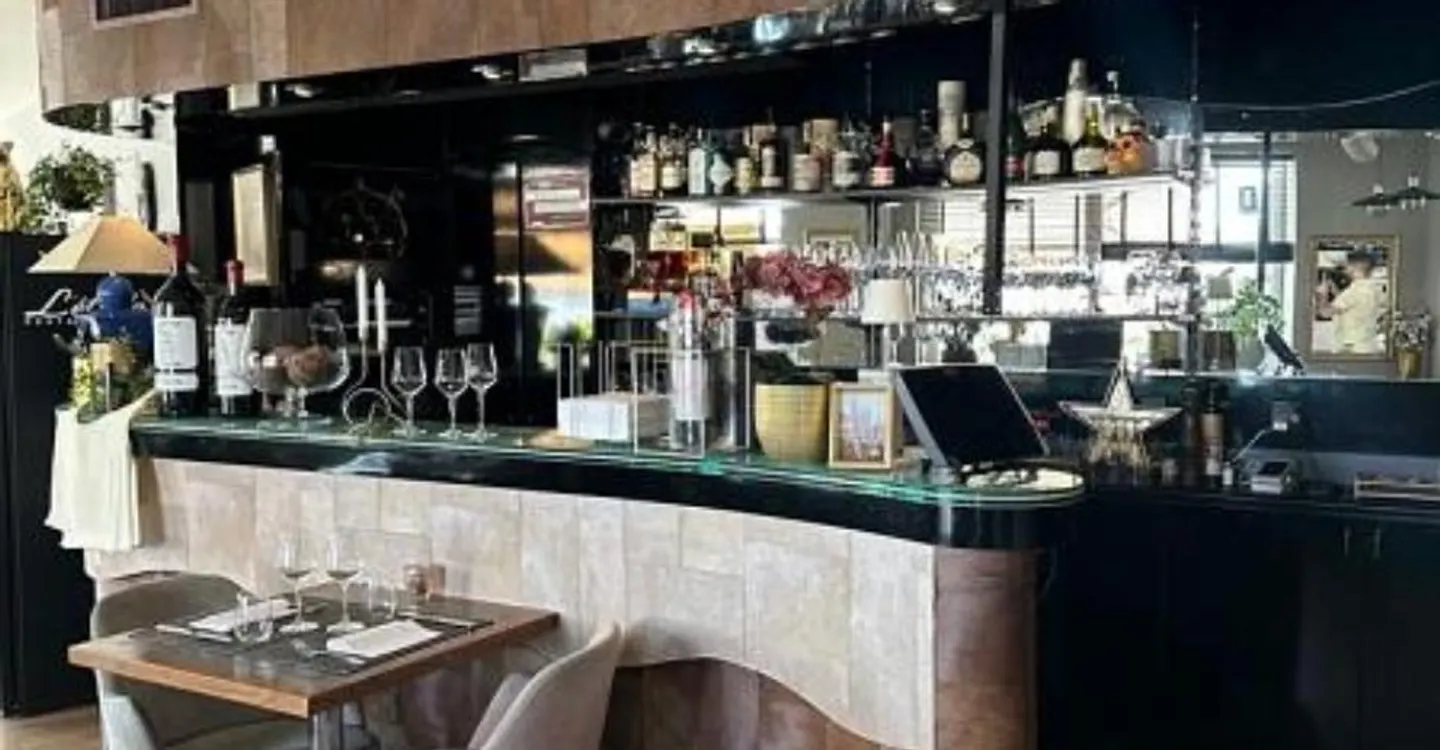 RESTAURANT AVEC FORTE ACTIVITÉ A REMETTRE - Foto 1 di 4