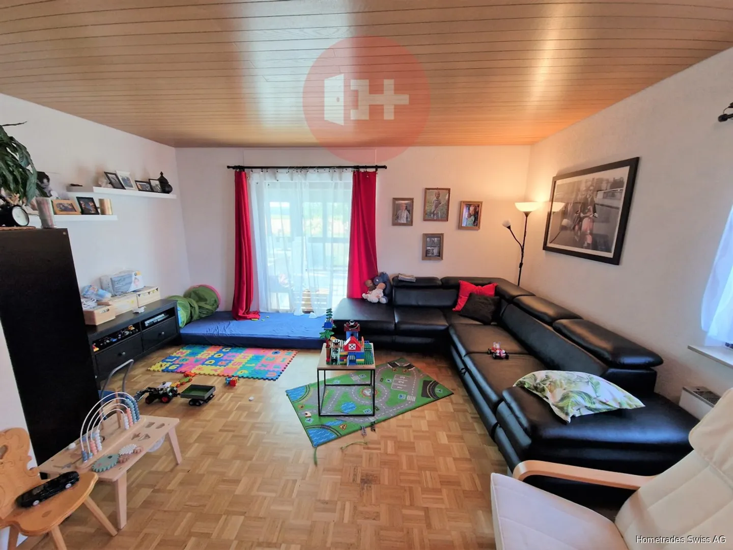 SPACIOUS HOUSE WITH CHARM IN THE GREEN, SEEKS FAMILY!! - Photo 2 of 13
