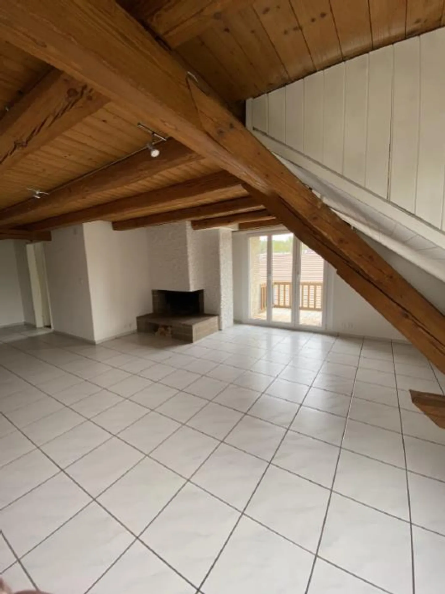 Living in a well-maintained block building - Photo 2 of 12