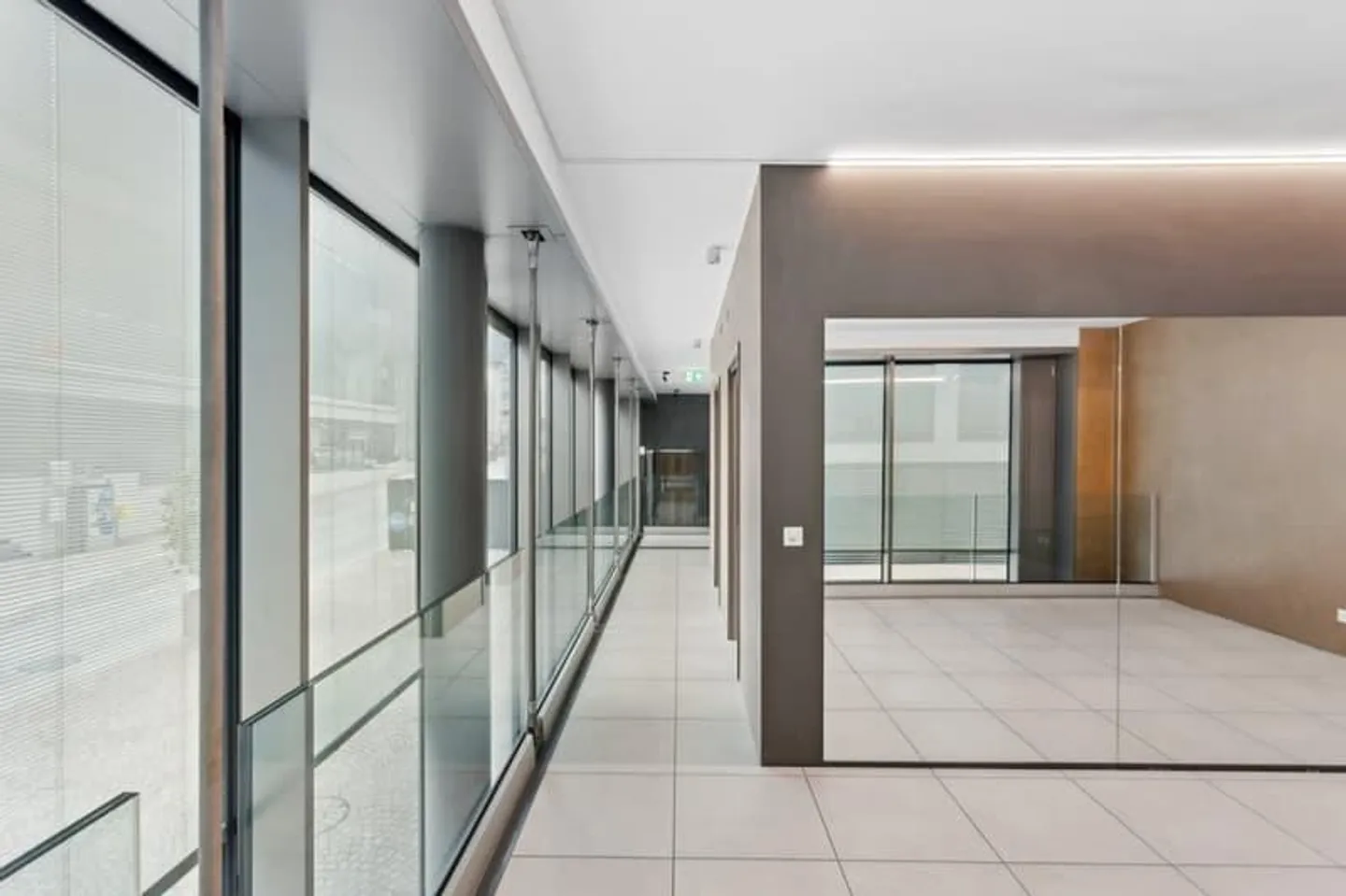 Modernes Geschäftshaus im Herzen von Paradiso - Foto 2 von 8