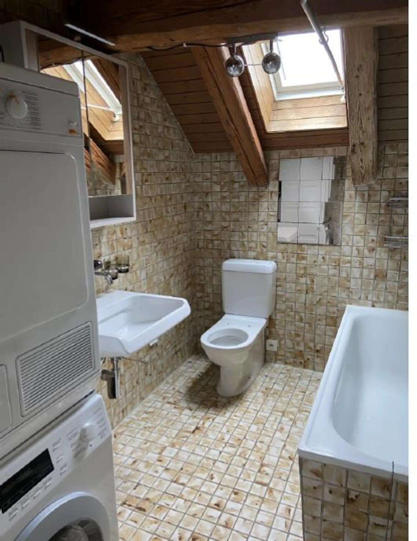 Living in a well-maintained block building - Photo 12 of 12