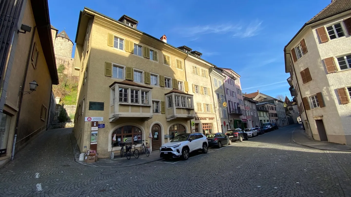 Edificio con 12 appartamenti e 2 spazi commerciali. - Foto 1 di 7