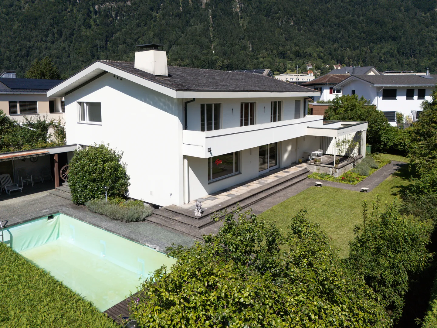 Villa degli anni '60 con piscina...nella migliore posizione! - Foto 2 di 13