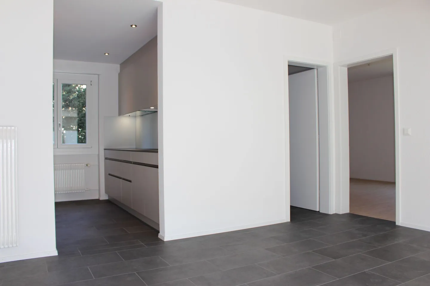 Appartement de jardin attrayant de 3 pièces (chambre supplémentaire optionnelle au sous-sol) près du centre-ville - Photo 3 sur 19