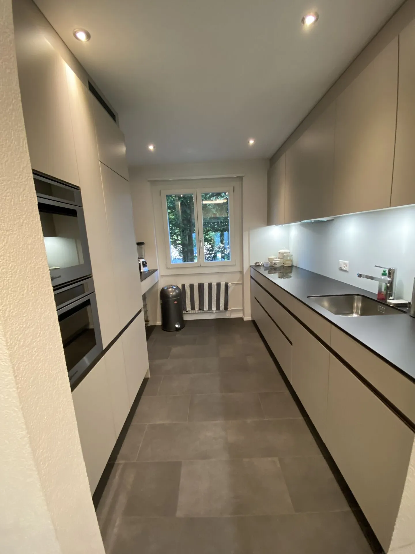 Appartement de jardin attrayant de 3 pièces (chambre supplémentaire optionnelle au sous-sol) près du centre-ville - Photo 4 sur 19