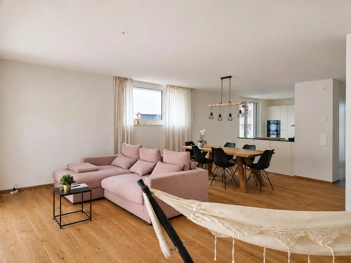 Modern 5.5-room maisonette apartment with garden and communal pool - Photo 1 of 12