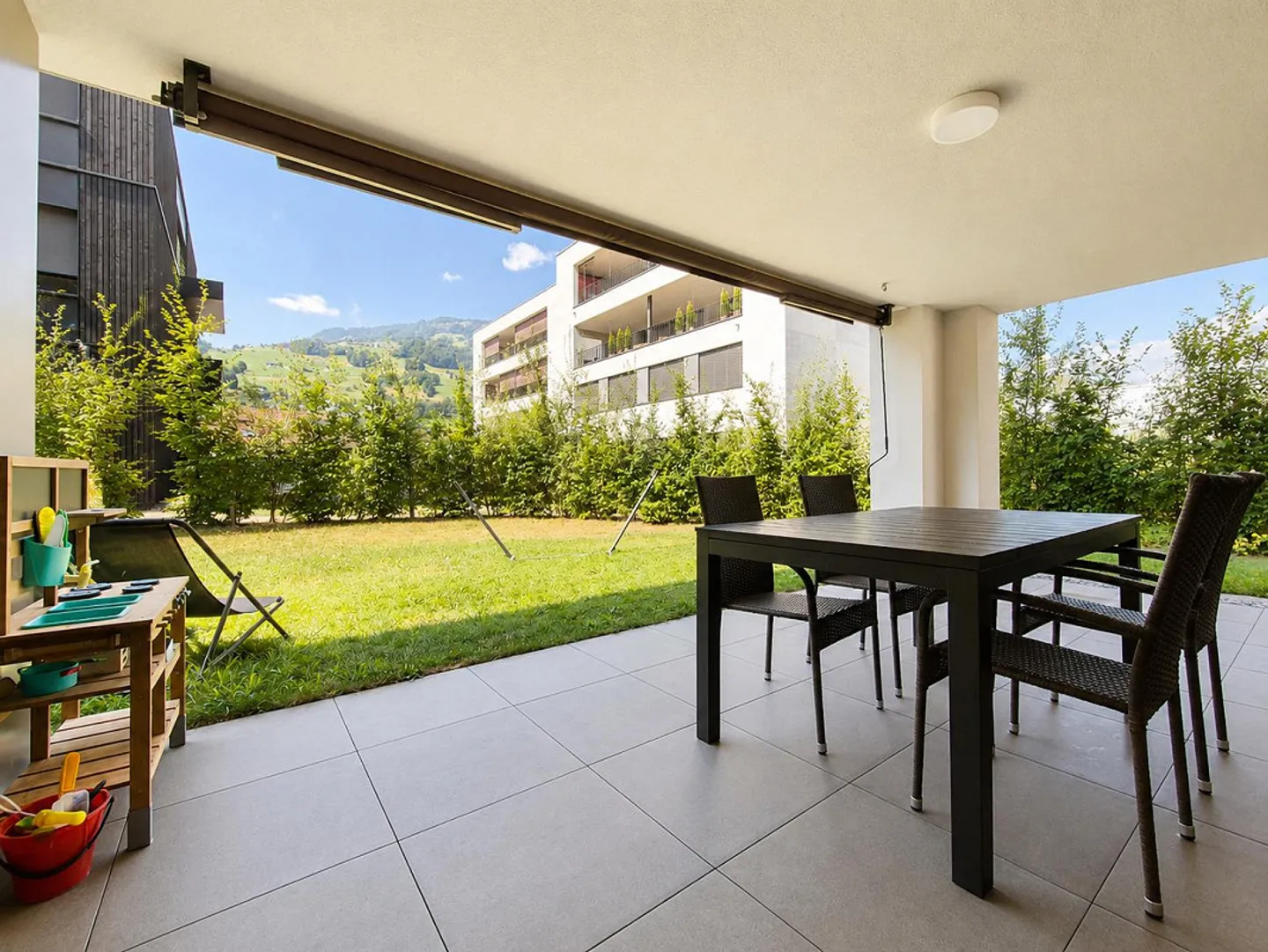 Modern 5.5-room maisonette apartment with garden and communal pool - Photo 3 of 12