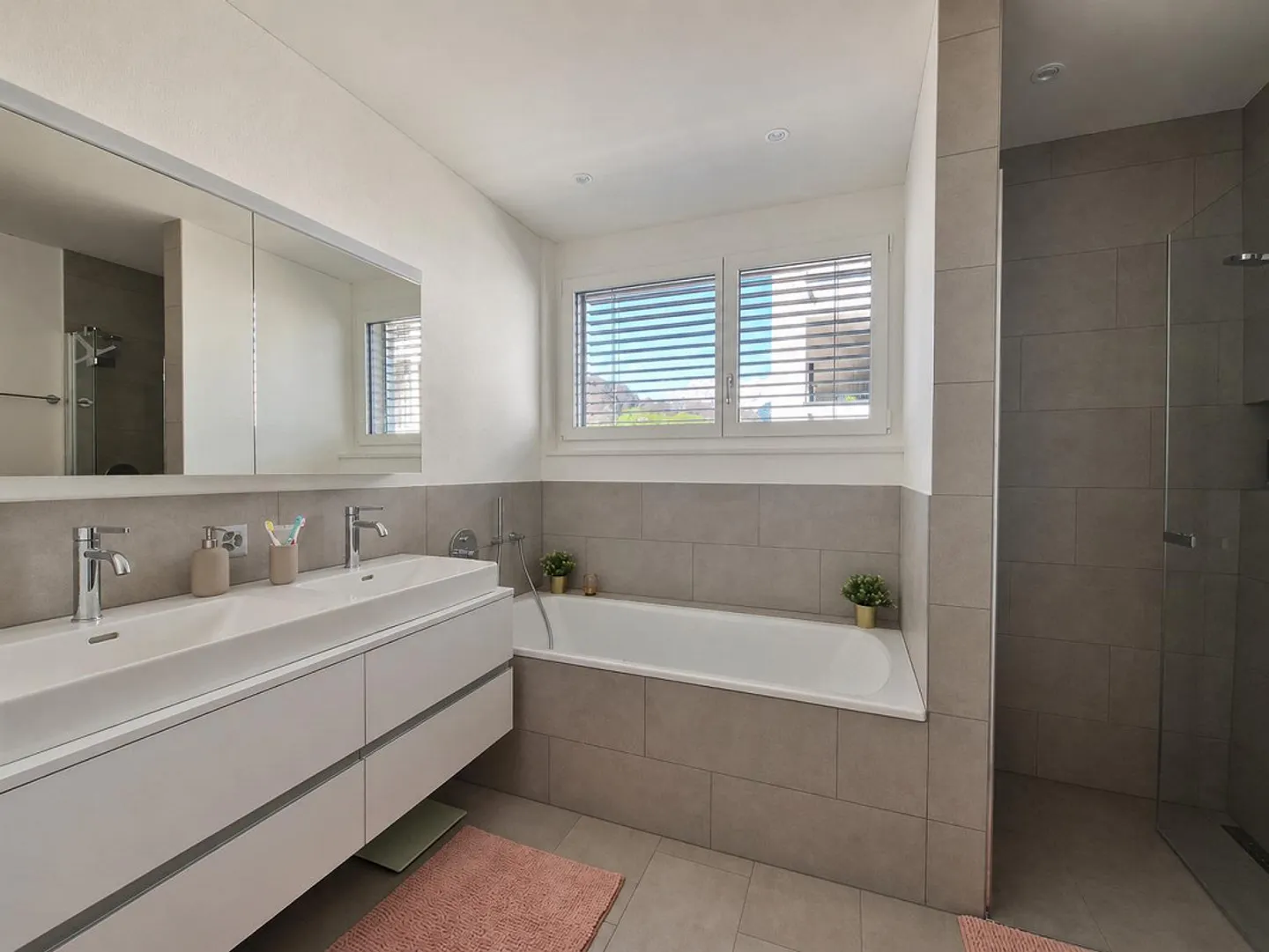 Modern 5.5-room maisonette apartment with garden and communal pool - Photo 8 of 12
