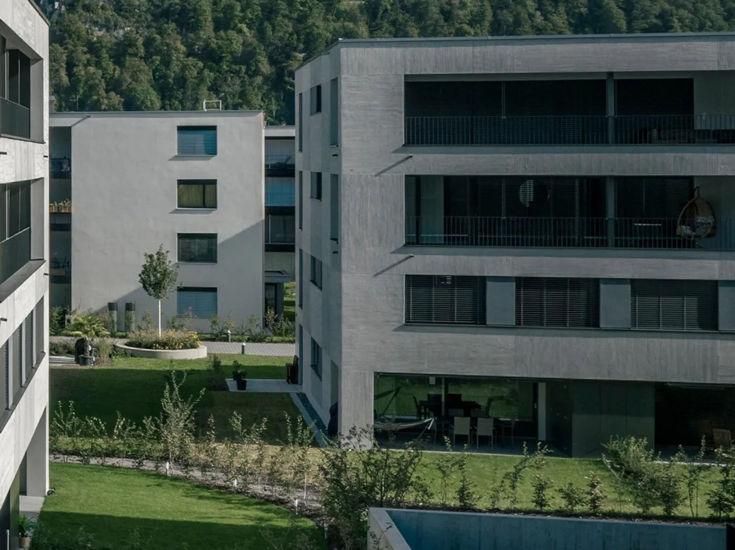 Modern 5.5-room maisonette apartment with garden and communal pool - Photo 10 of 12
