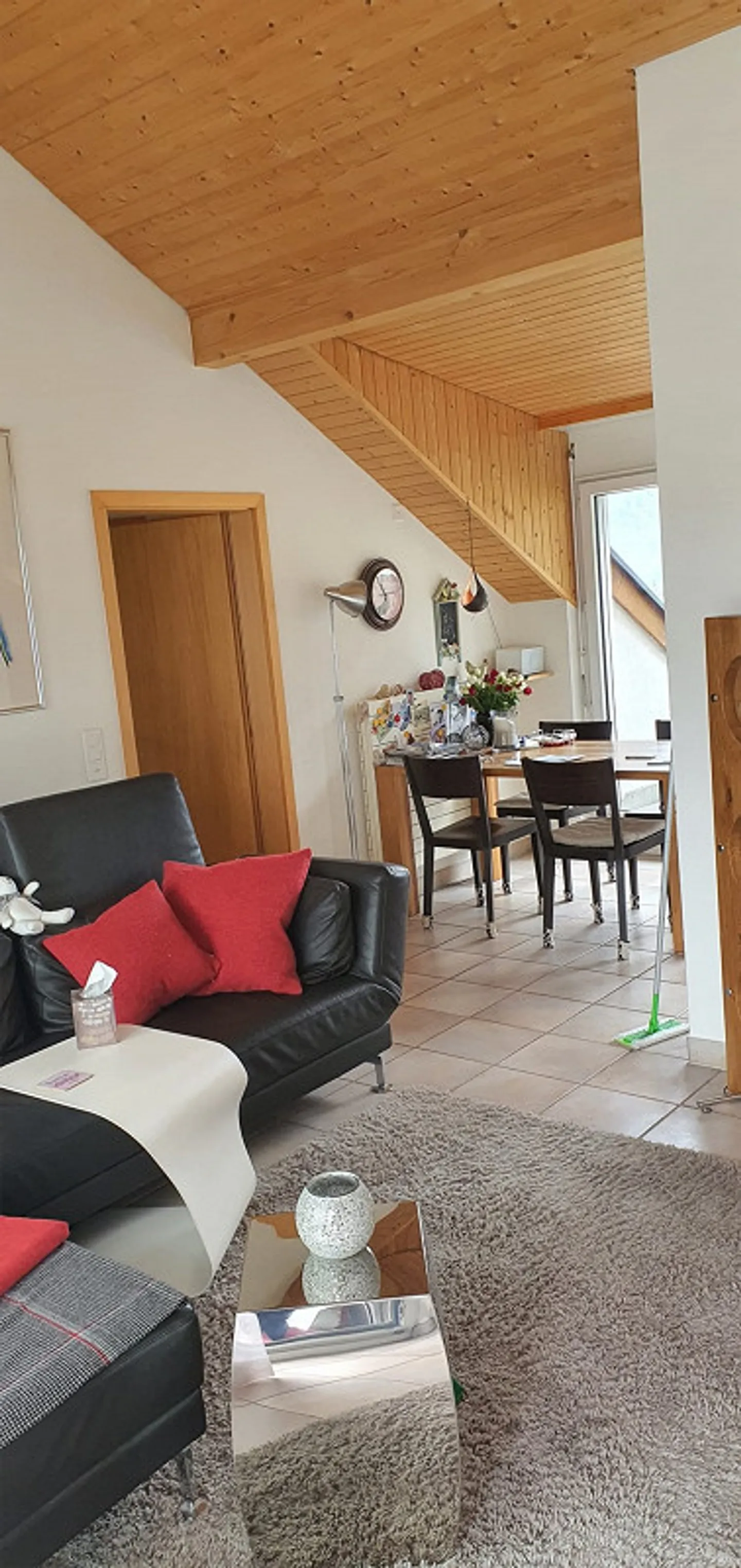 Quietly located, bright 3 1/2 room attic apartment with two terraces - Photo 10 of 12