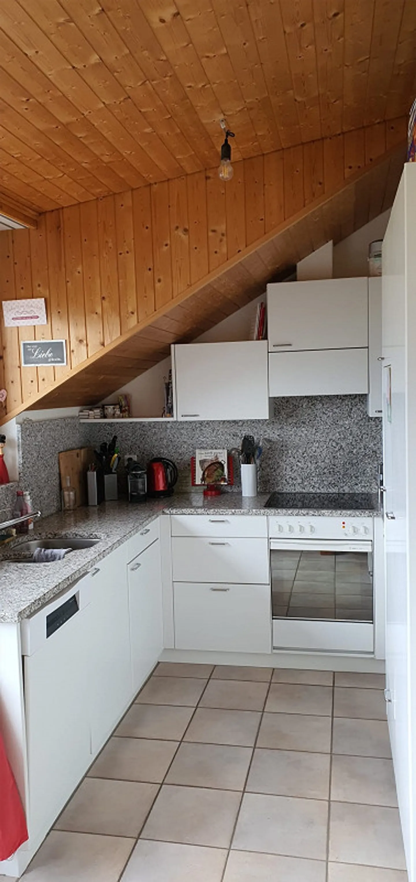 Quietly located, bright 3 1/2 room attic apartment with two terraces - Photo 11 of 12