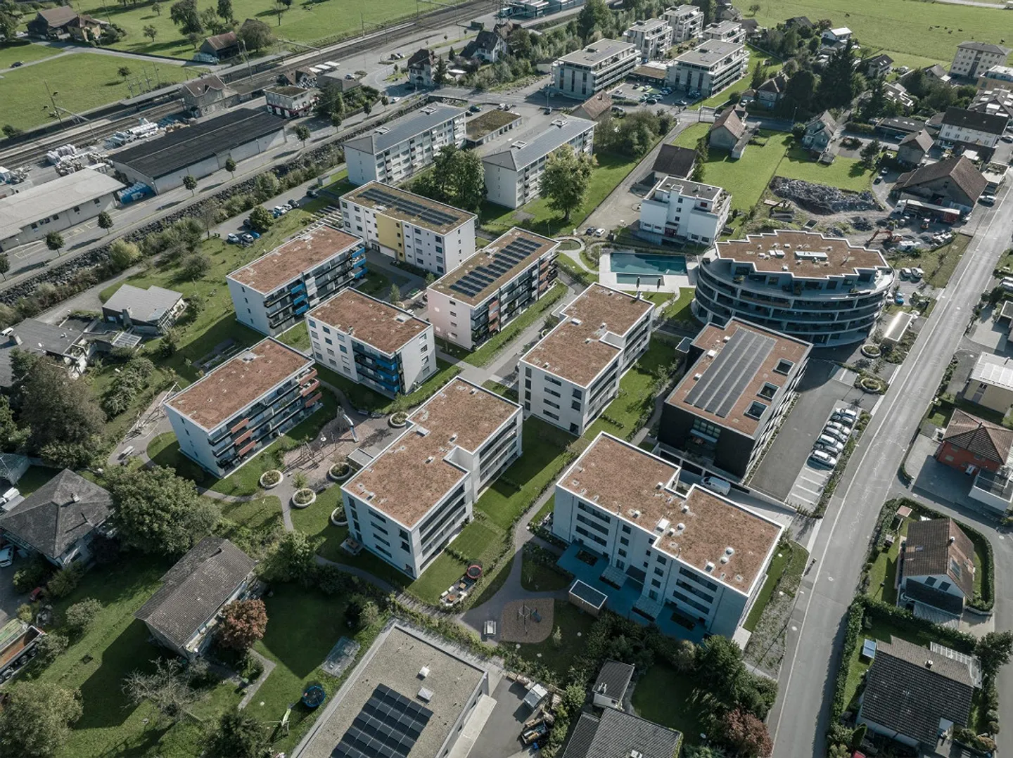 Modern 5.5-room maisonette apartment with garden and communal pool - Photo 11 of 12