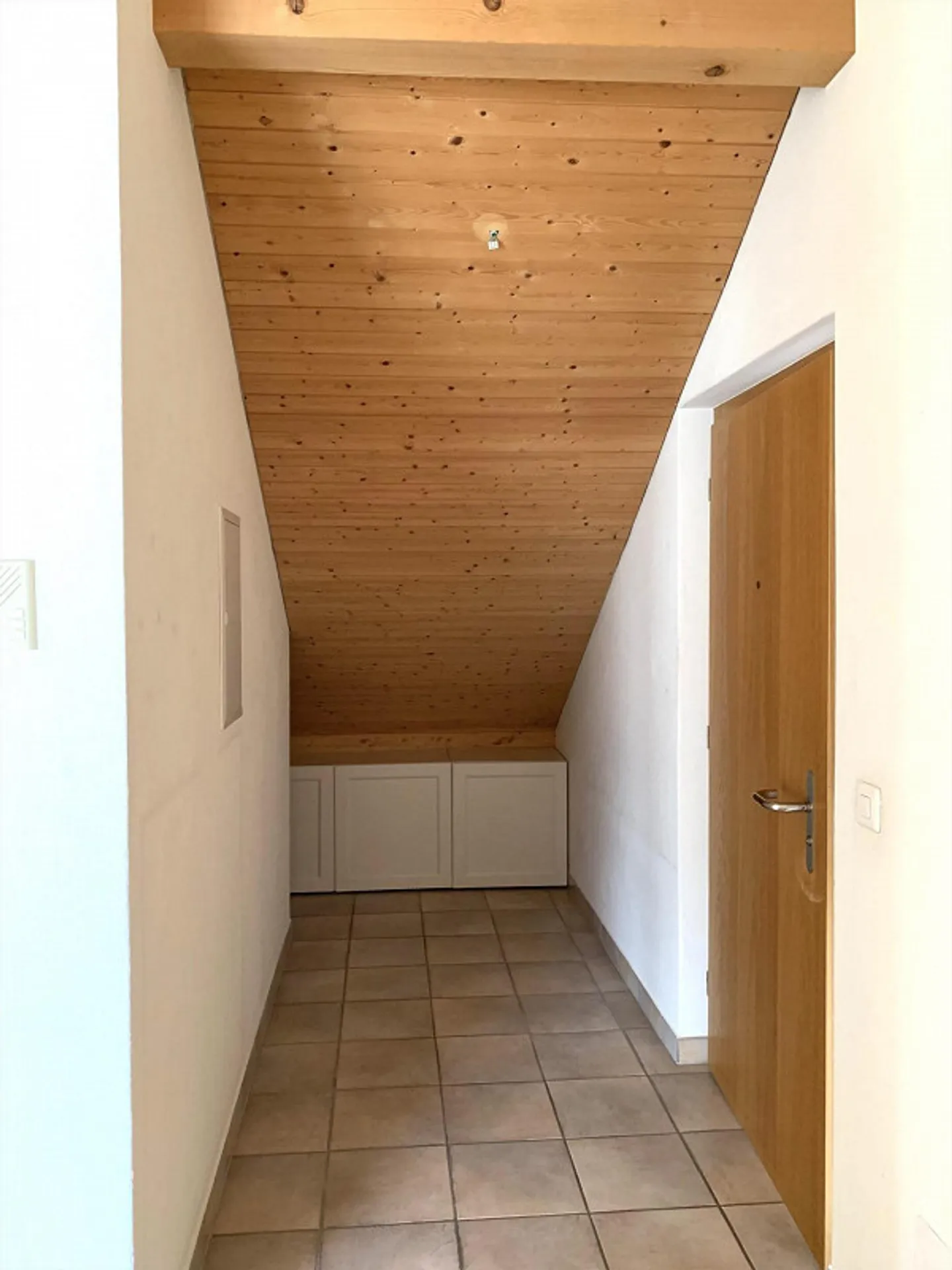 Quietly located, bright 3 1/2 room attic apartment with two terraces - Photo 4 of 12