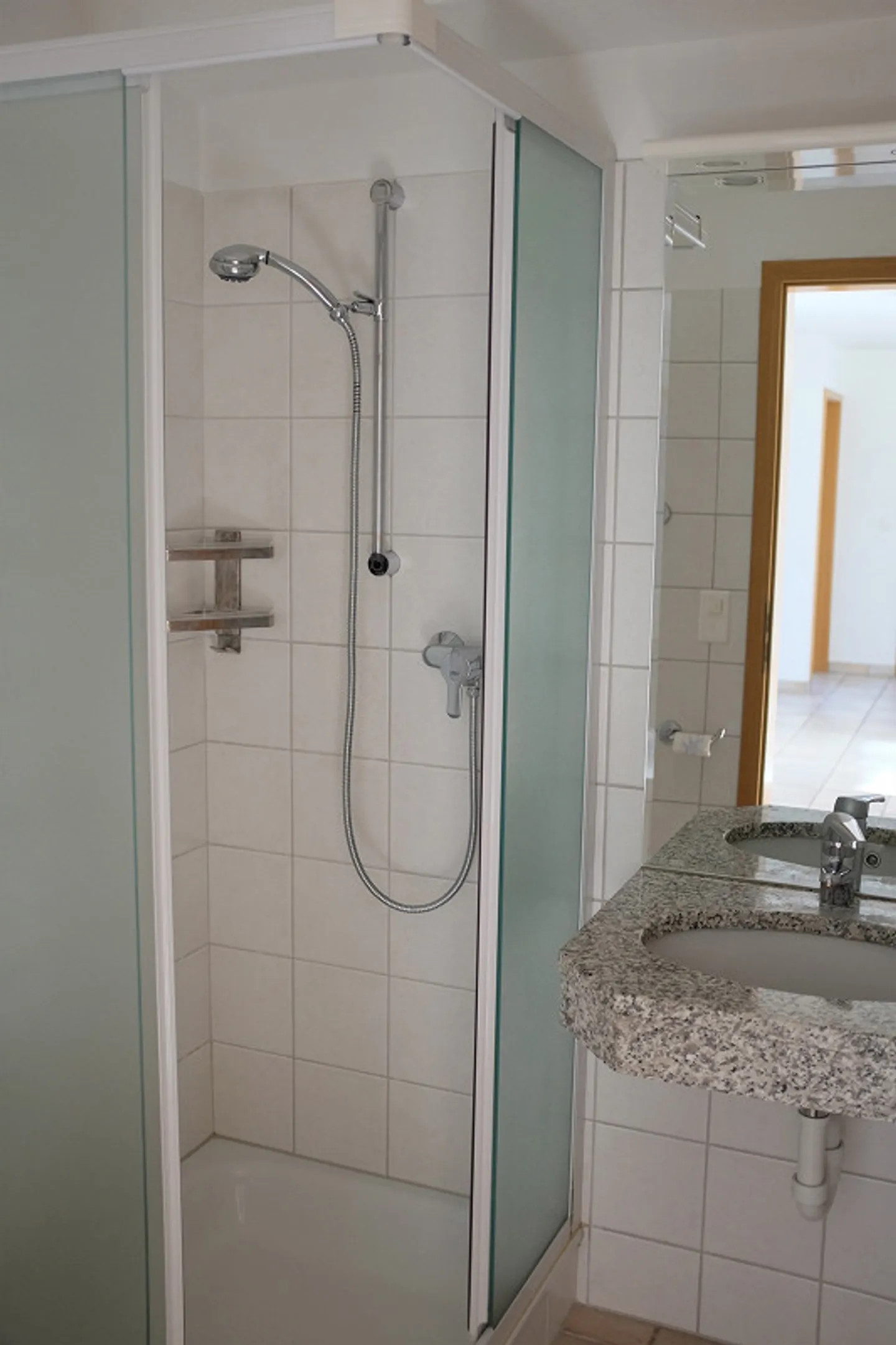 Quietly located, bright 3 1/2 room attic apartment with two terraces - Photo 5 of 12