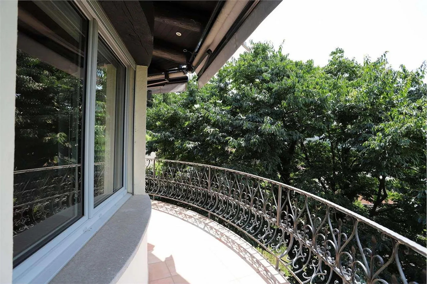 Villa con piscina interna a Vezia - Foto 2 di 13