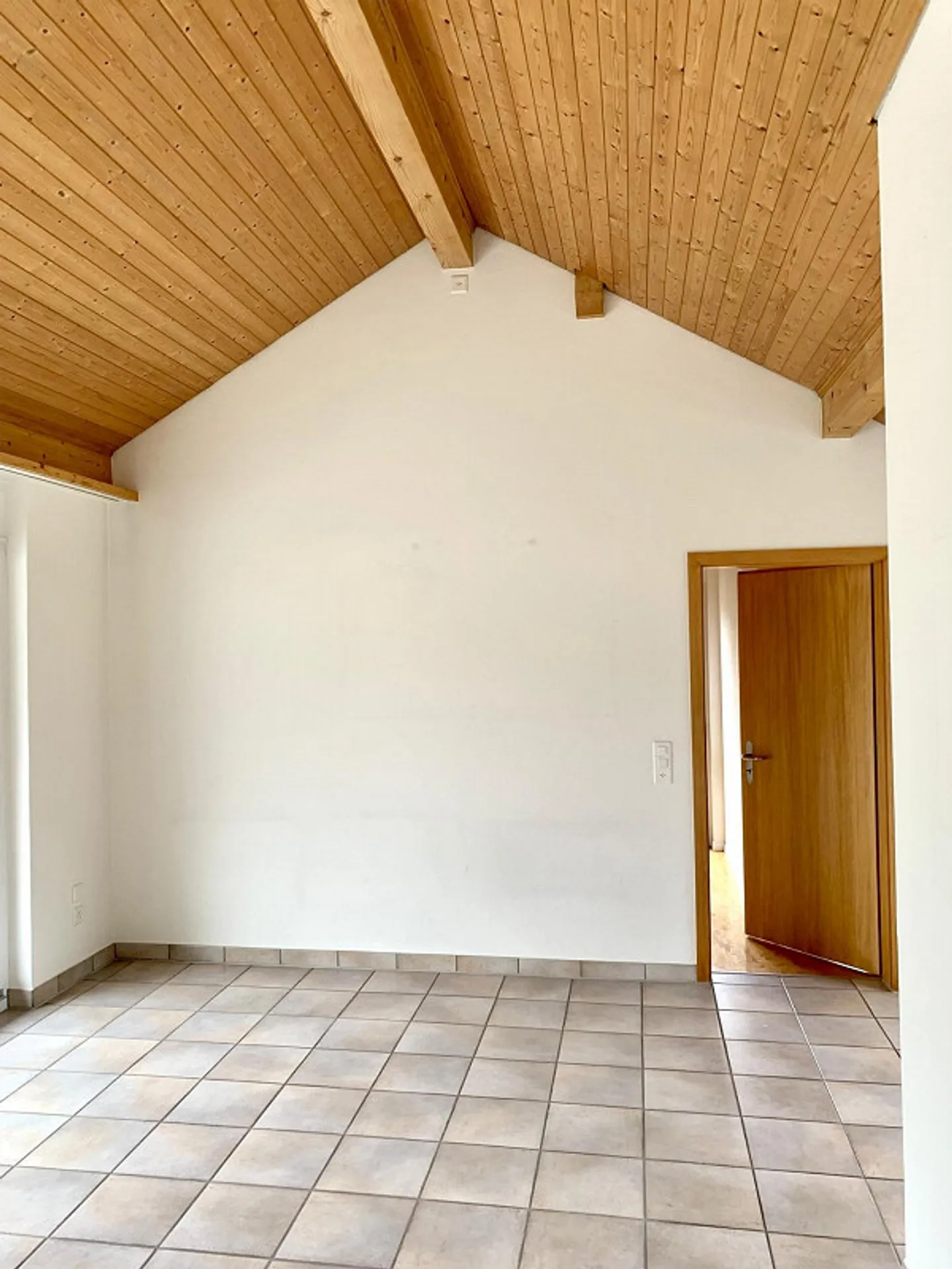 Quietly located, bright 3 1/2 room attic apartment with two terraces - Photo 9 of 12