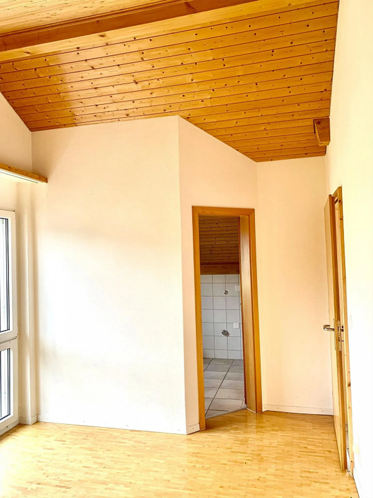 Quietly located, bright 3 1/2 room attic apartment with two terraces - Photo 8 of 12