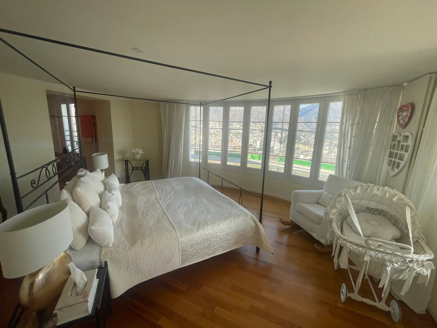 Superbe Maison Historique dans un Nouveau Condominium de Luxe - Photo 3 sur 12