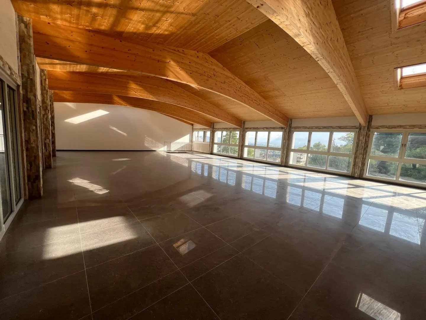 Exklusive Gewerbefläche mit Aussicht & Stil – ideal für Event, Studio oder Praxis - Foto 2 von 4