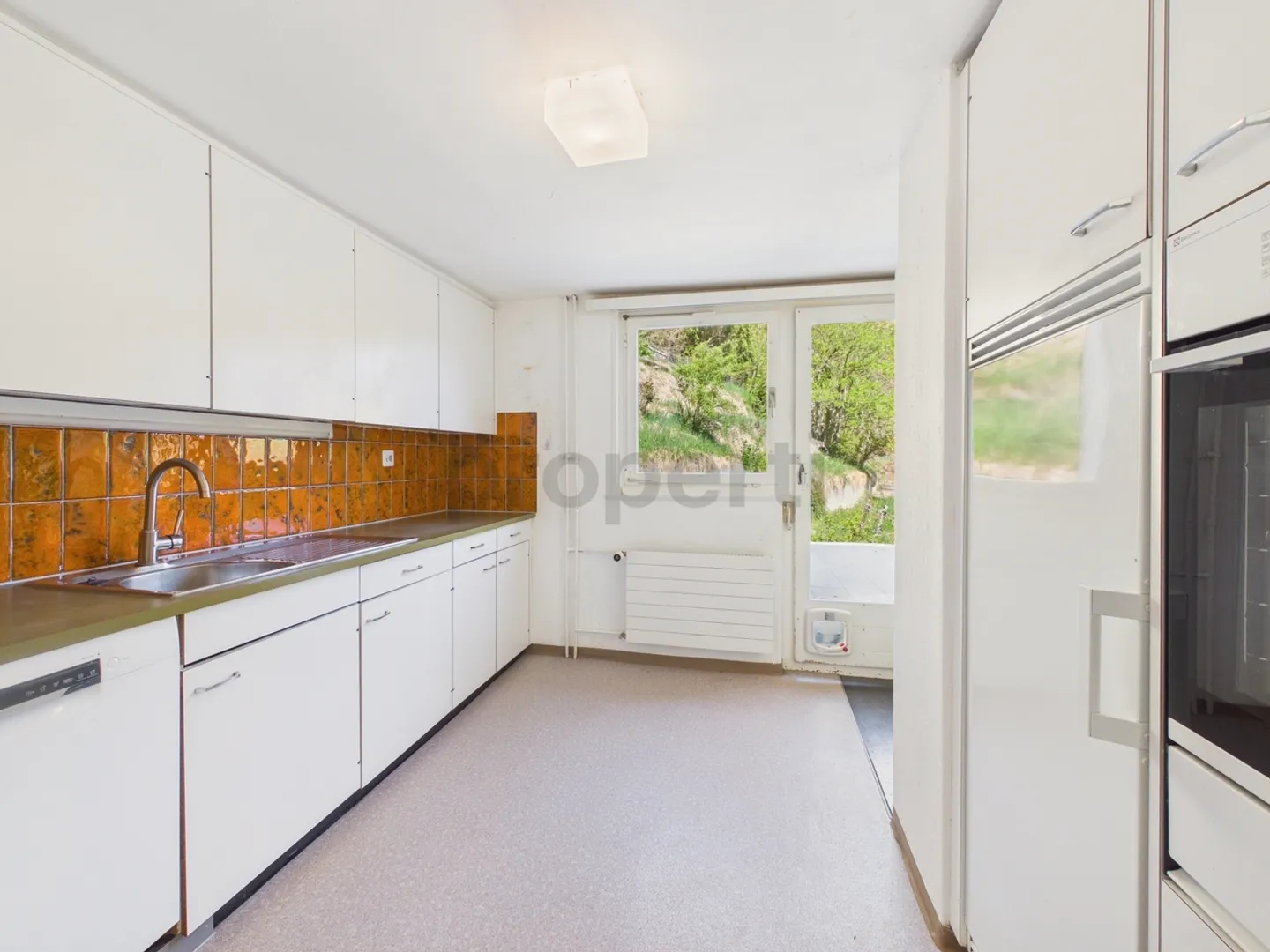 Grosszügiges 9 Zimmer-Haus mit vielseitigem Gestaltungsspielraum in Alvaschein - Photo 8 of 13