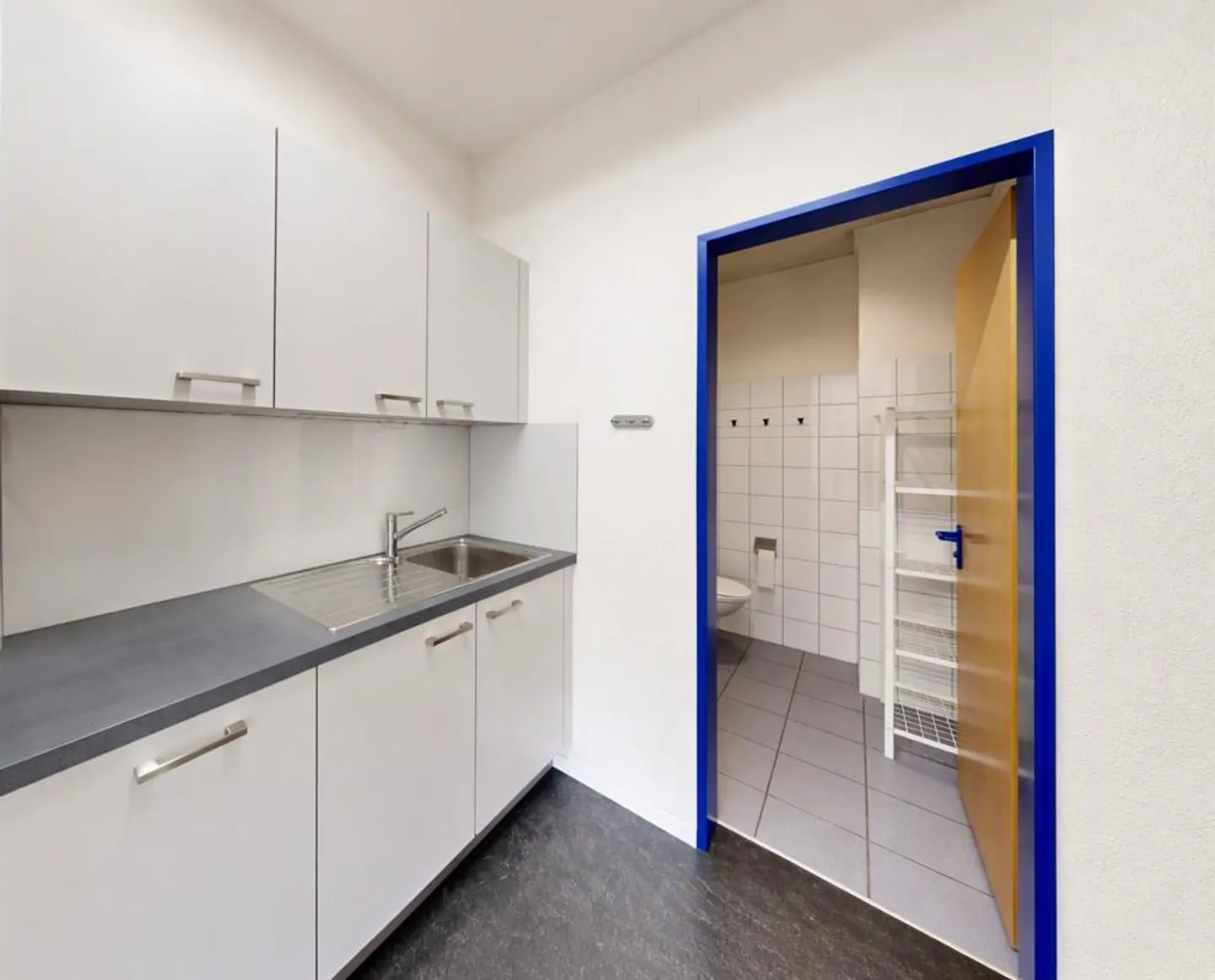 Spazio commerciale/ufficio versatile di 200 m2 vicino al confine - Foto 3 di 7