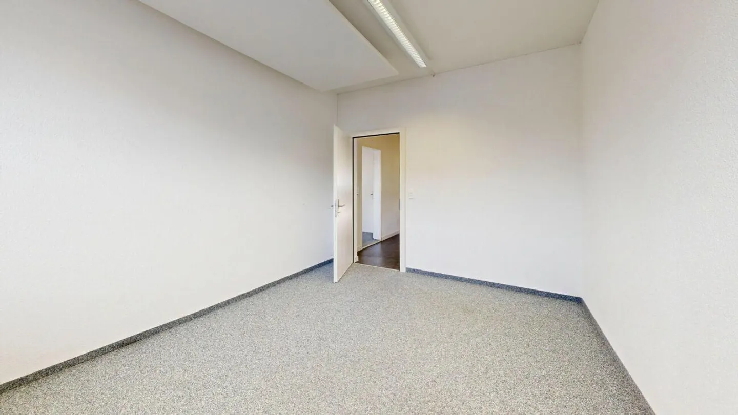 Spazio commerciale/ufficio versatile di 200 m2 vicino al confine - Foto 5 di 7