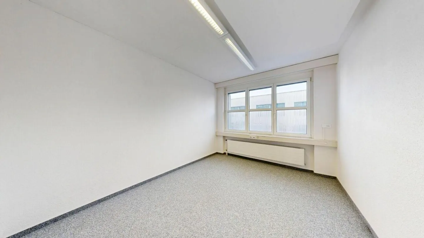Spazio commerciale/ufficio versatile di 200 m2 vicino al confine - Foto 6 di 7