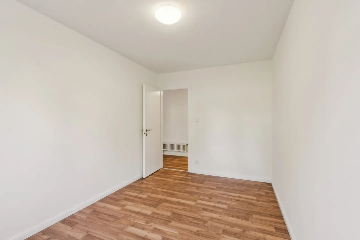 Appartamento bilocale al 1° piano, completamente ristrutturato, disponibile immediatamente - Foto 1 di 10