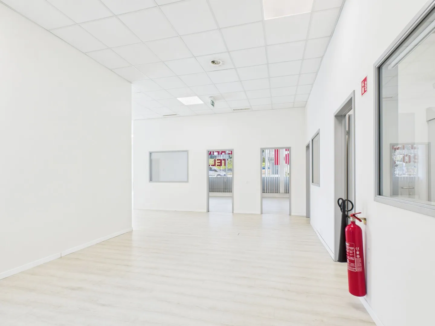 Office for rent on the ground floor with large windows and plenty of natural light - Photo 3 of 10