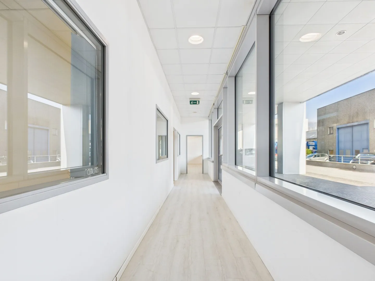 Office for rent on the ground floor with large windows and plenty of natural light - Photo 1 of 10