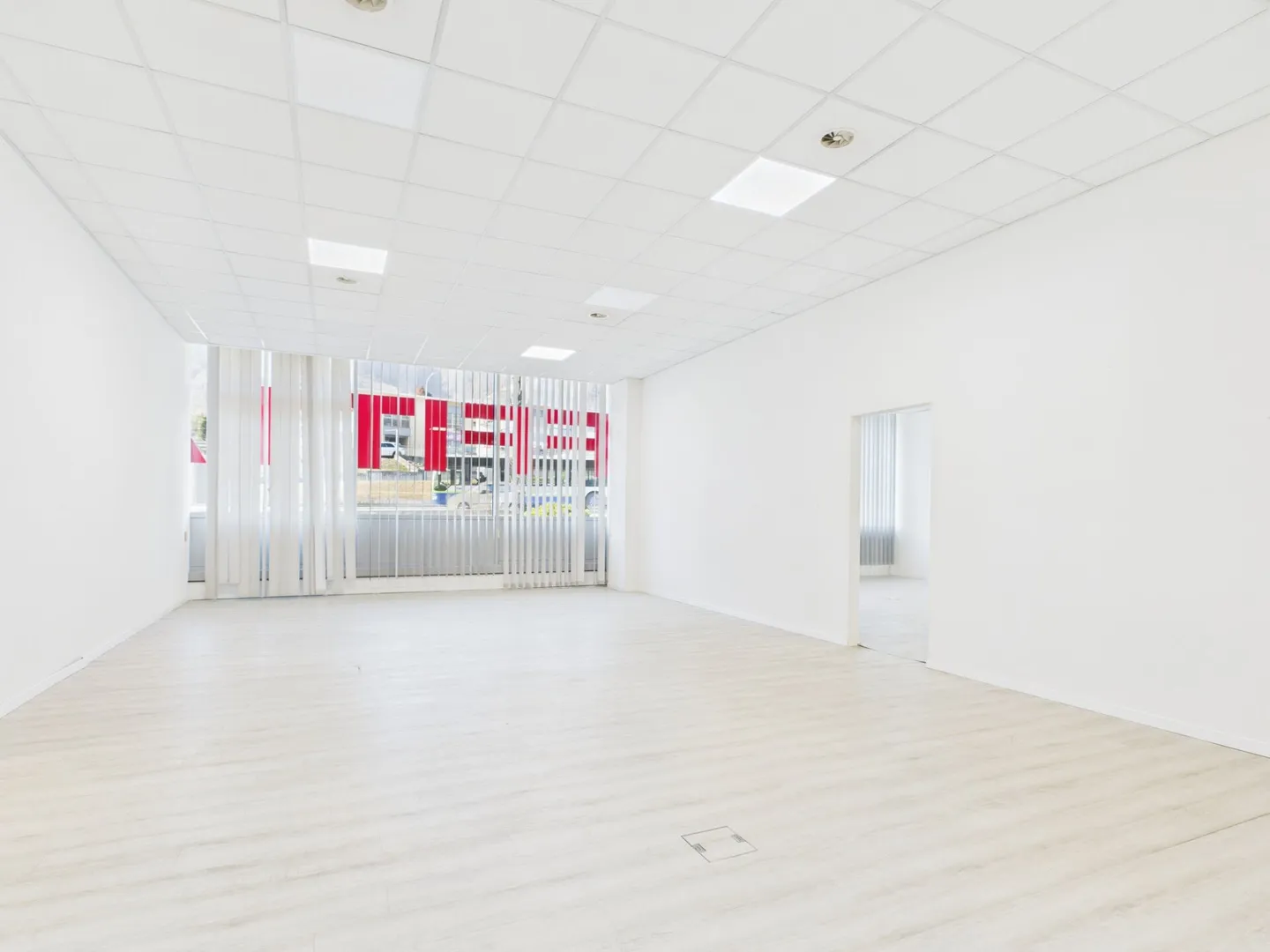 Office for rent on the ground floor with large windows and plenty of natural light - Photo 4 of 10