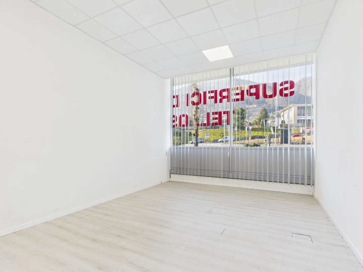 Office for rent on the ground floor with large windows and plenty of natural light - Photo 6 of 10