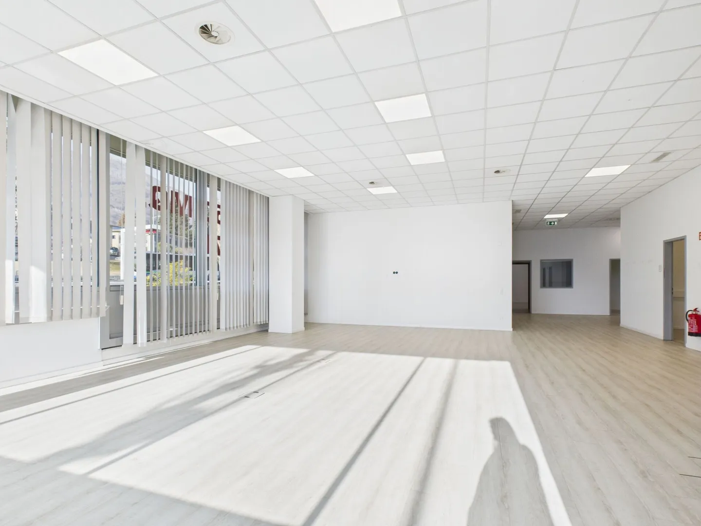 Office for rent on the ground floor with large windows and plenty of natural light - Photo 5 of 10