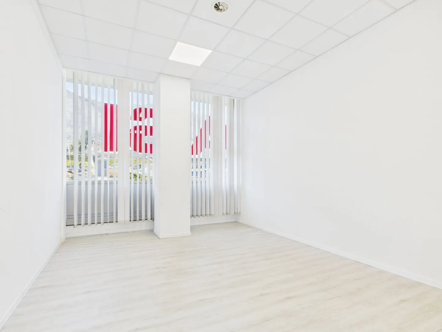 Office for rent on the ground floor with large windows and plenty of natural light - Photo 7 of 10