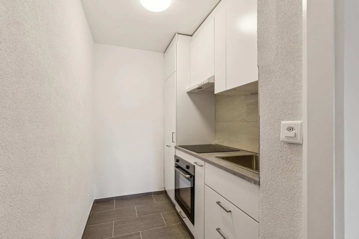 Appartamento bilocale al 1° piano, completamente ristrutturato, disponibile immediatamente - Foto 8 di 10