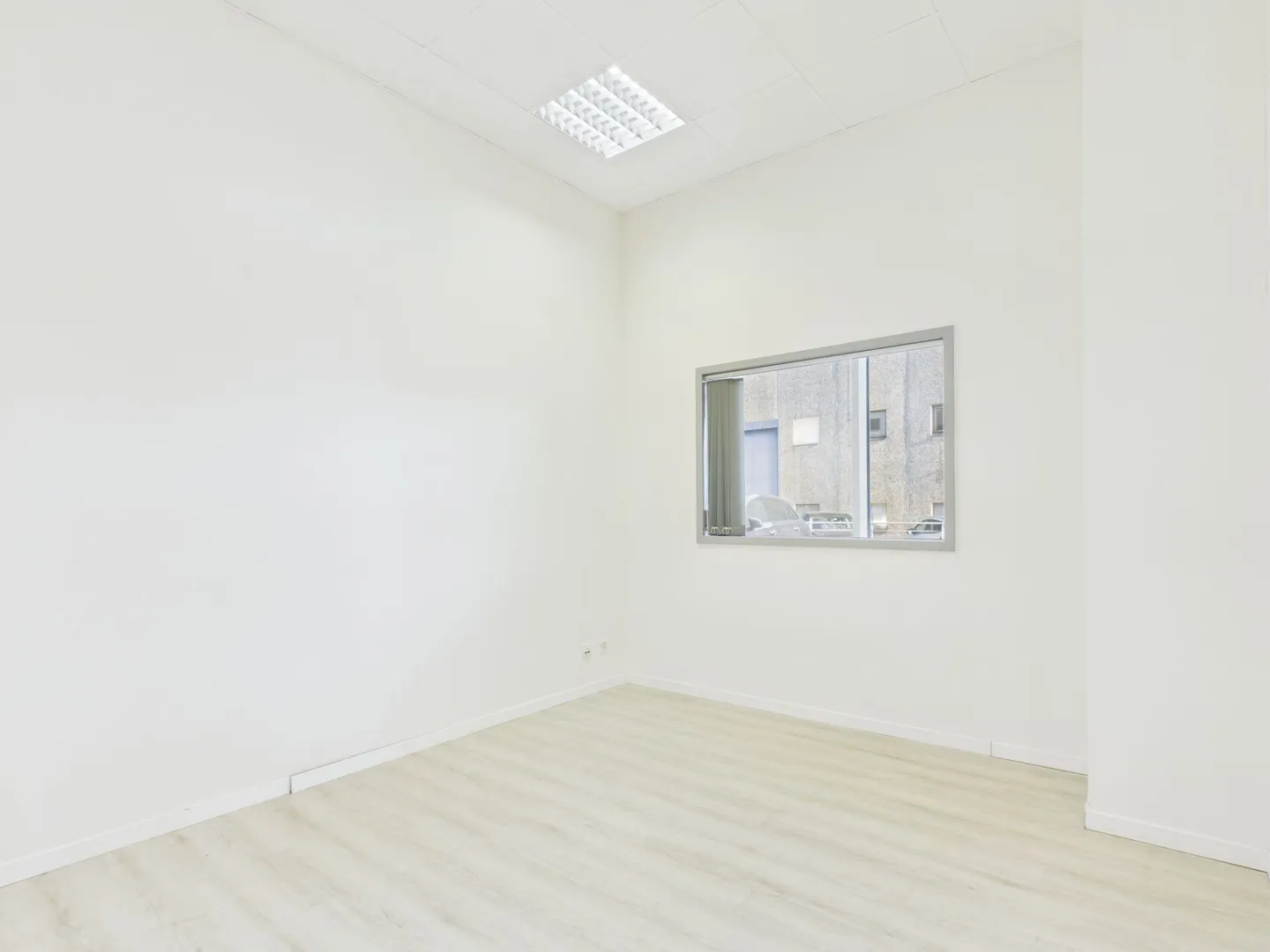 Office for rent on the ground floor with large windows and plenty of natural light - Photo 8 of 10