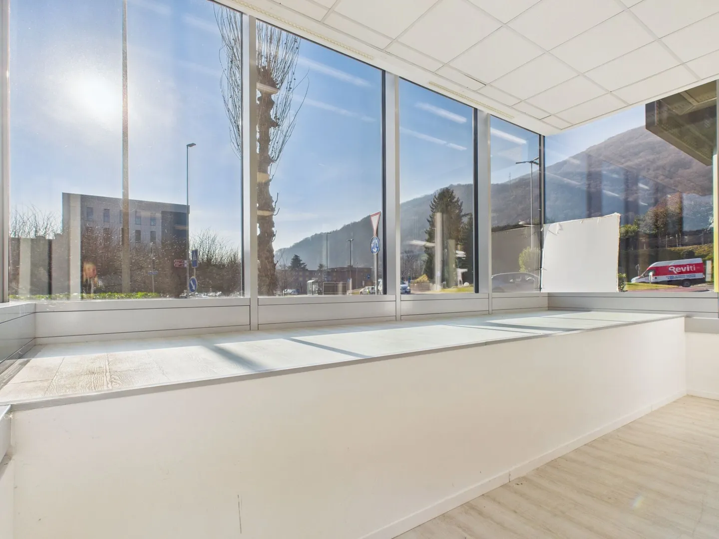 Office for rent on the ground floor with large windows and plenty of natural light - Photo 9 of 10